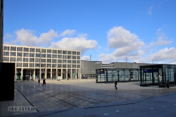 Flughafen BER 2020 gerade eröffnet, aber fast alles leer.