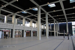 Eingang Flughafen BER keine Massen, überhaupt kaum Menschen hier...
