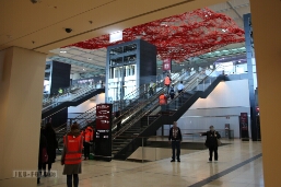Eingang Flughafen BER Wollen wir darüber das rote Tuch des Schweigens breiten? Nein! So sehen wir den Flughafen nie wieder! Also rein.